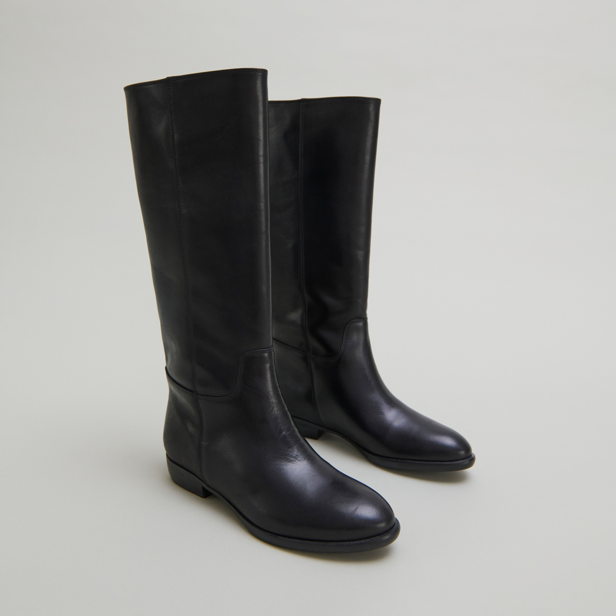 Flat boots in black leather | 1137