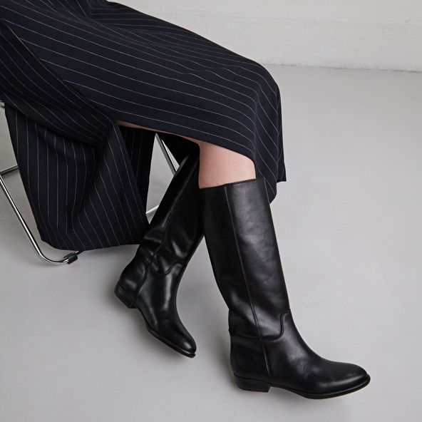 Flat boots in black leather | 1137