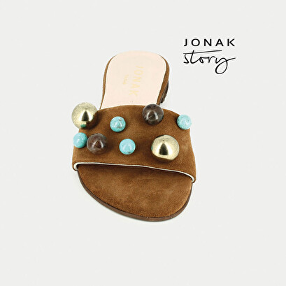 Flat mules in camel-coloured suede with beads | chouchou