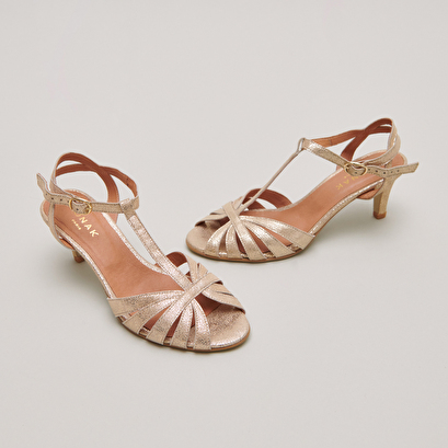 Strappy t-bar heels in platinum laminated suede | doliate