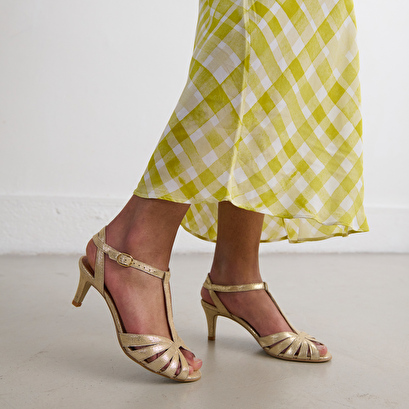 Strappy t-bar heels in platinum laminated suede | doliate