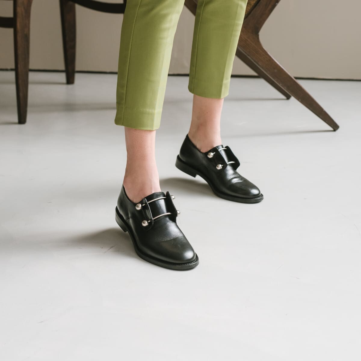 Brogues with silver bars and cabochons in black leather | DUTHEN