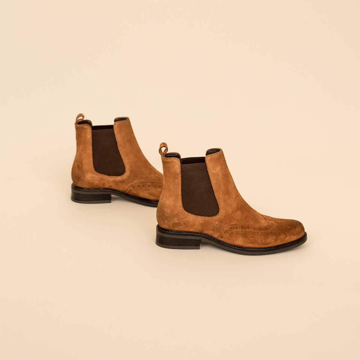 Country style boots with decorative stitching in brown suede | TRIM