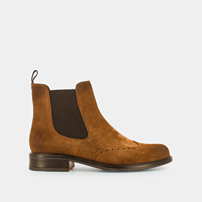 Country style boots with decorative stitching in brown suede | trim