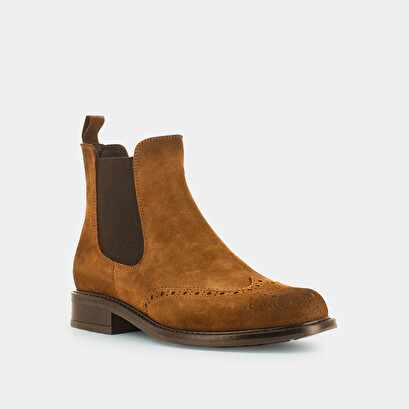 Country style boots with decorative stitching in brown suede | trim