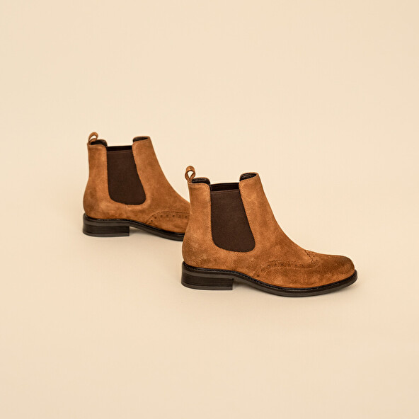 Country style boots with decorative stitching in brown suede | TRIM