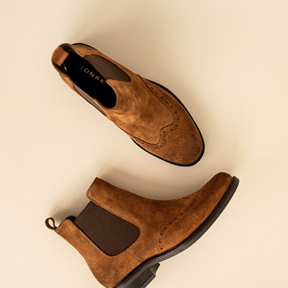 Country style boots with decorative stitching in brown suede | TRIM