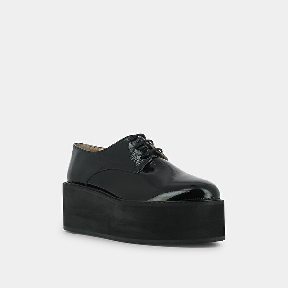 Shiny platform derbies in black leather | ALILOU