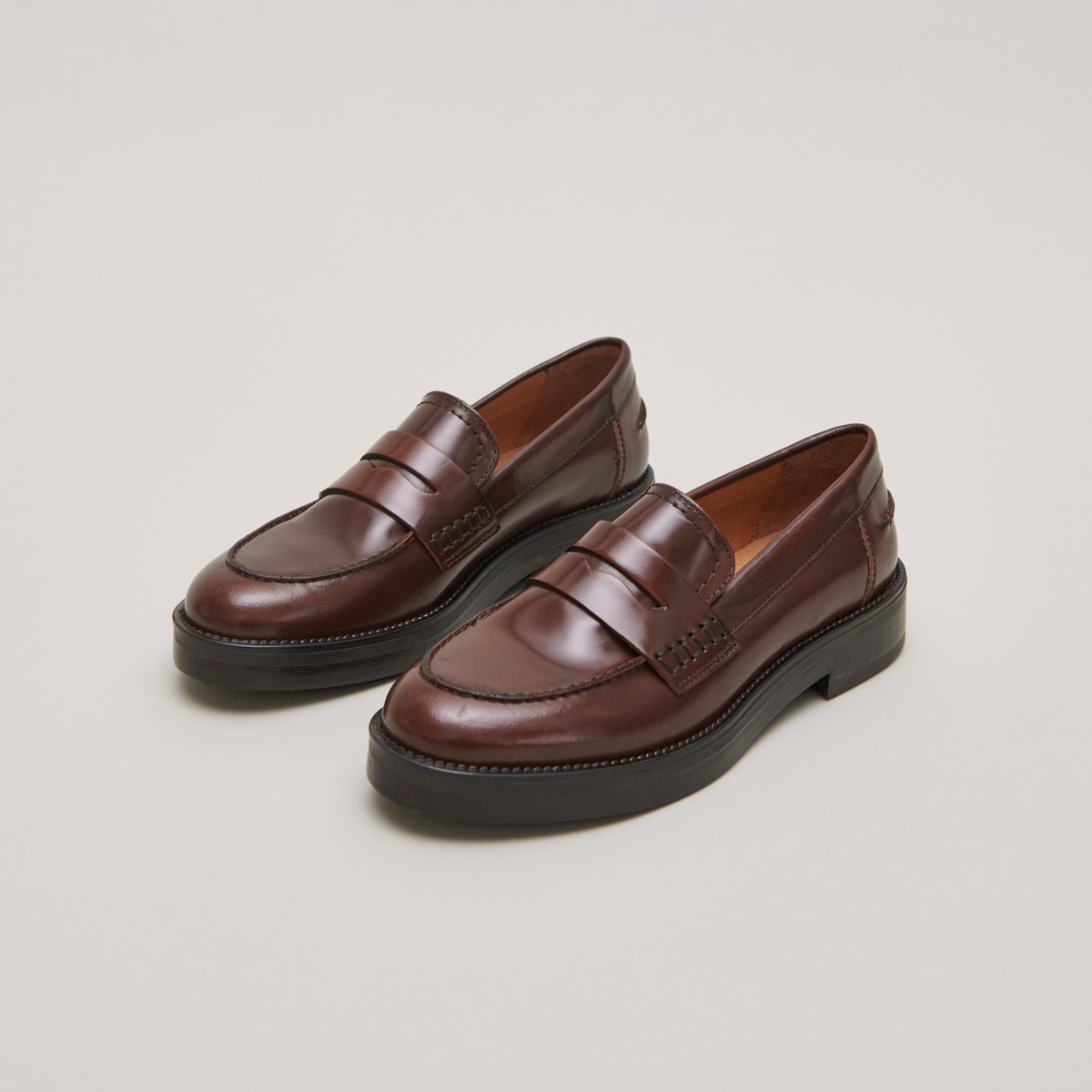 Round-toed loafers in brown patinated leather | MIRNA