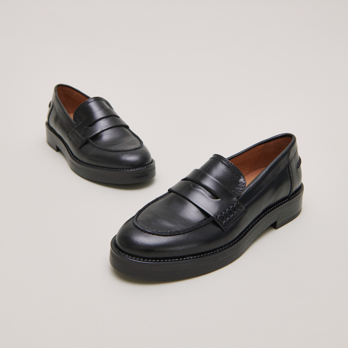 Round-toed loafers in black leather | MIRNA
