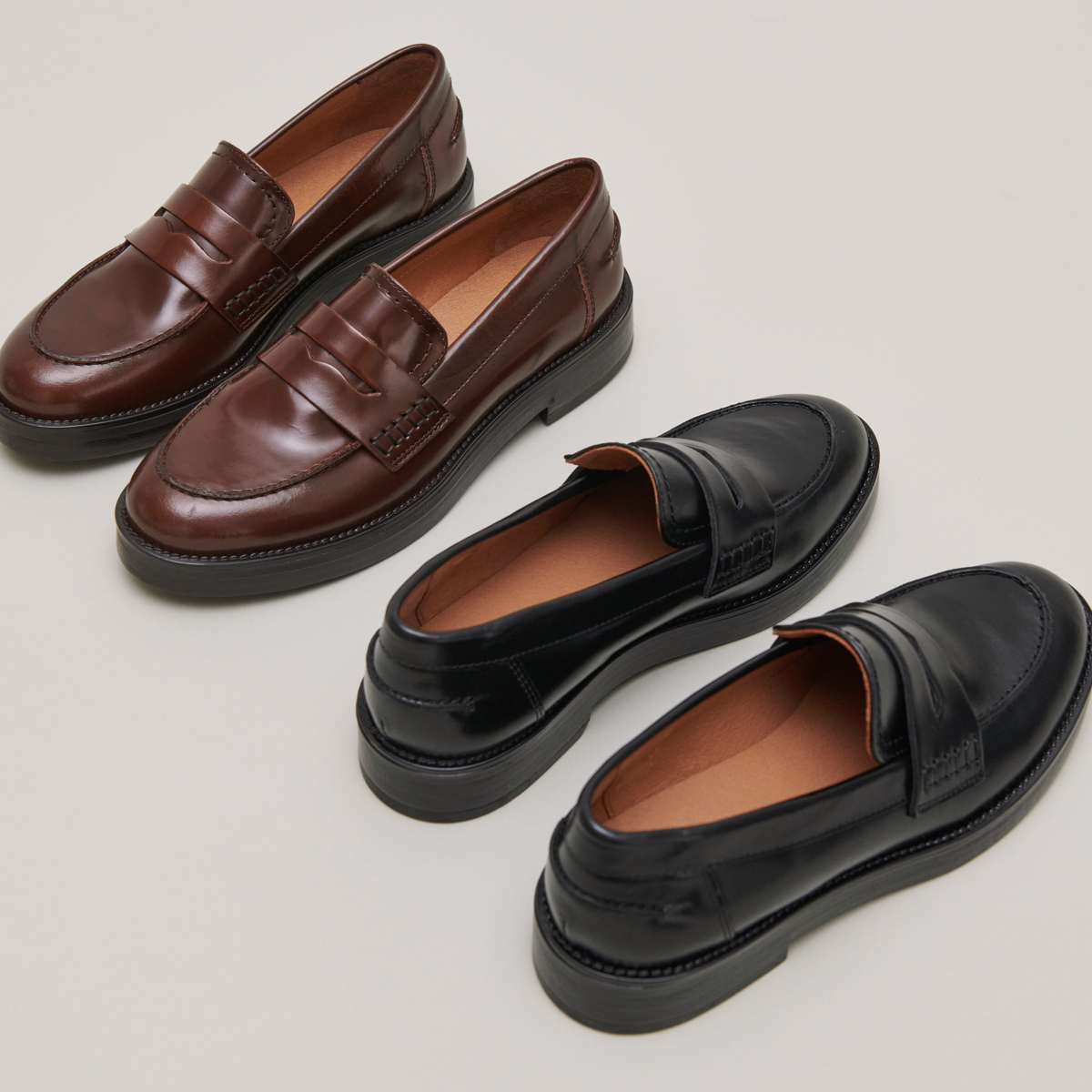 Round-toed loafers in black leather | MIRNA