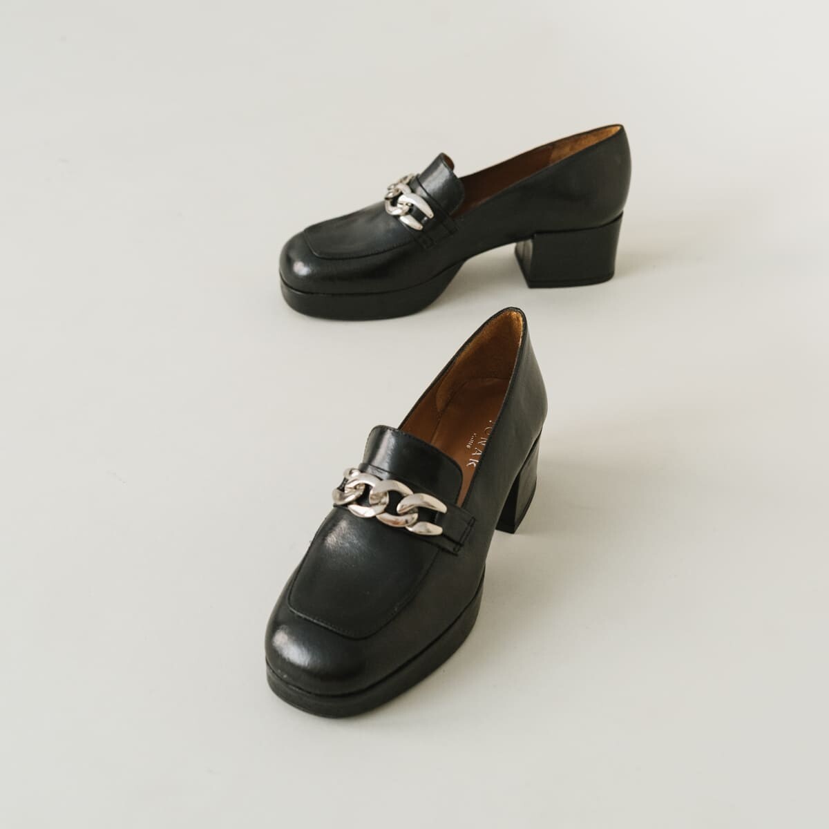 Moccasins with heels in black aged leather | VIANE