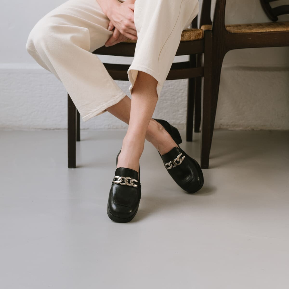 Moccasins with heels in black aged leather | VIANE