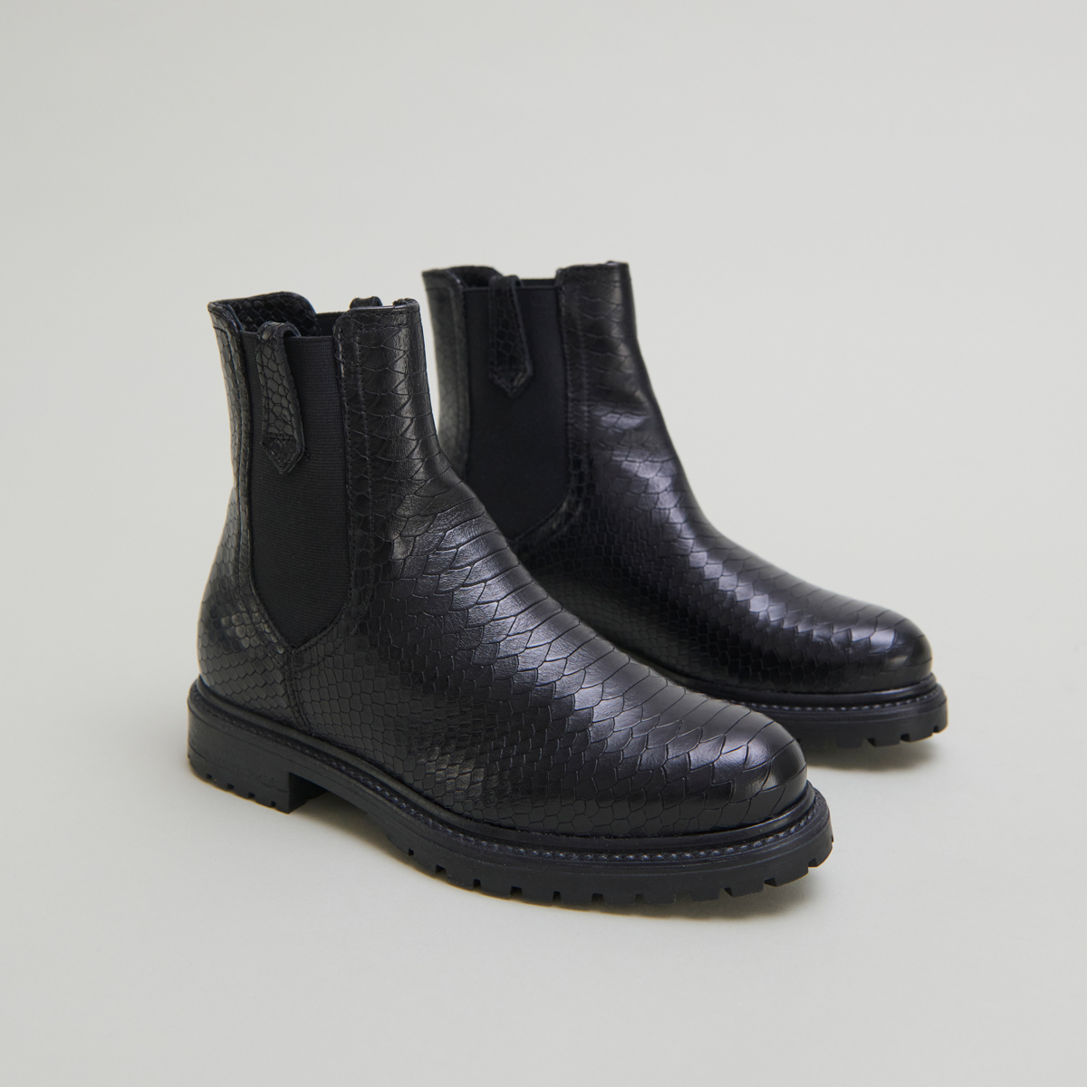 Low boots with notched soles and elastic in black reptile | CANDIDE