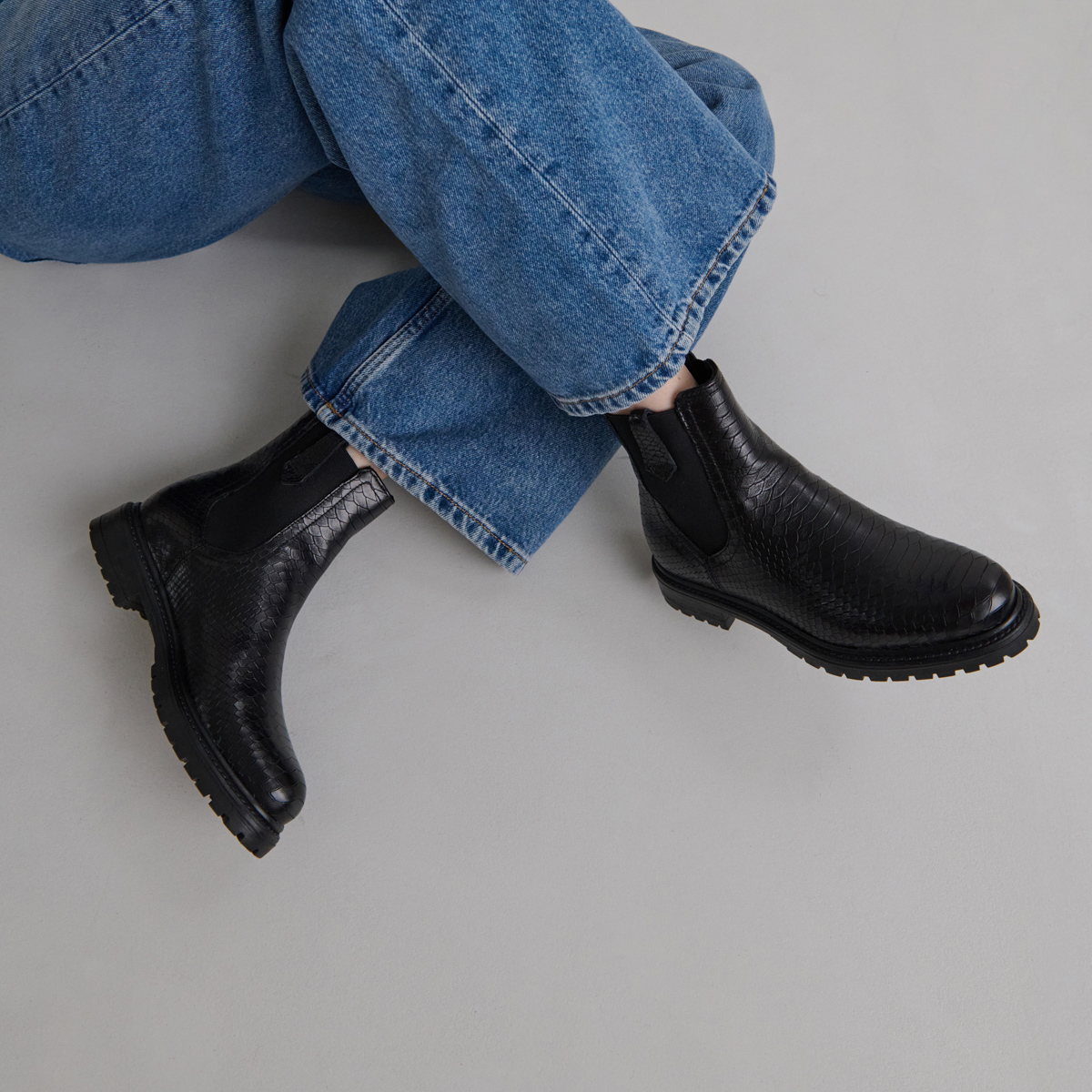 Low boots with notched soles and elastic in black reptile | CANDIDE