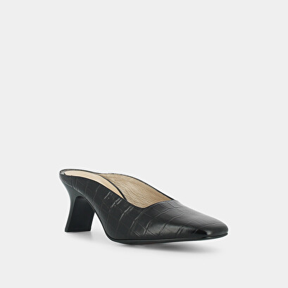 Mules with slanted heel in black crocodile skin | djohan