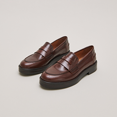 Round-toed loafers in brown patinated leather | mirna
