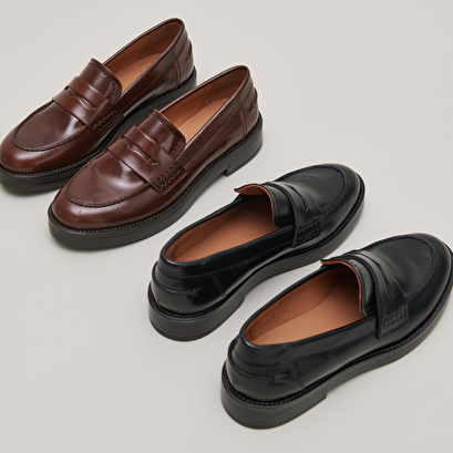 Round-toed loafers in brown patinated leather | mirna