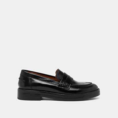 Round-toed loafers in black leather | mirna