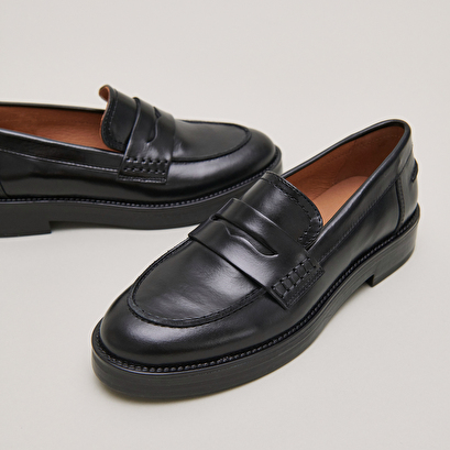 Round-toed loafers in black leather | mirna