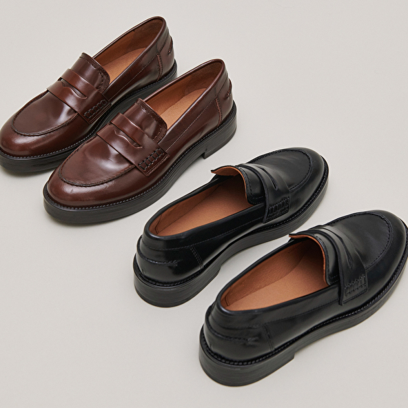 Round-toed loafers in brown patinated leather | MIRNA