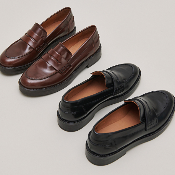 Round-toed loafers in black leather | MIRNA