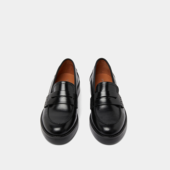 Round-toed loafers in black leather | MIRNA