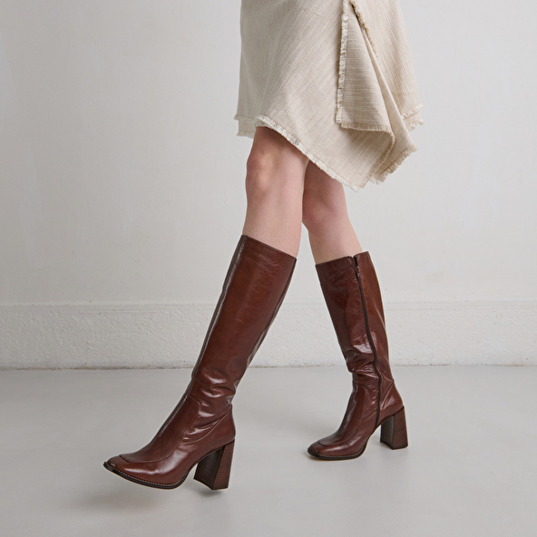 High boots with square toes in brown leather | VAUBANE