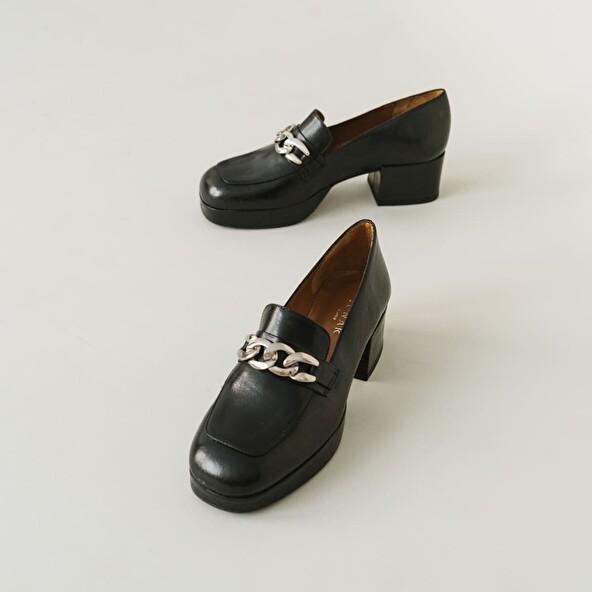 Moccasins with heels in black aged leather | VIANE