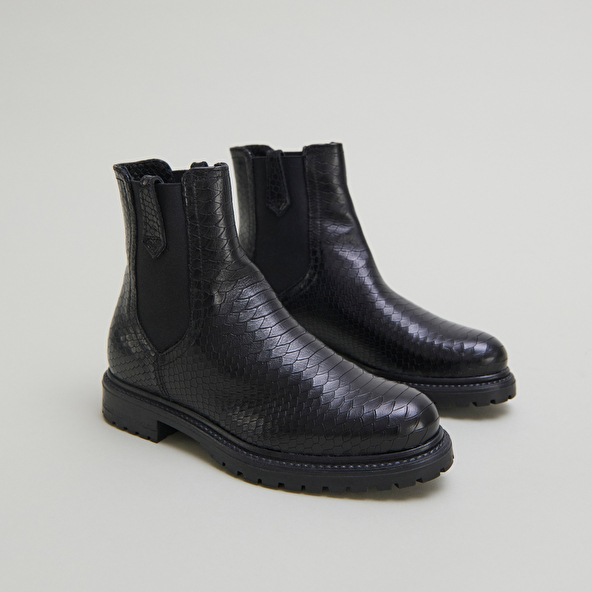 Low boots with notched soles and elastic in black reptile | CANDIDE