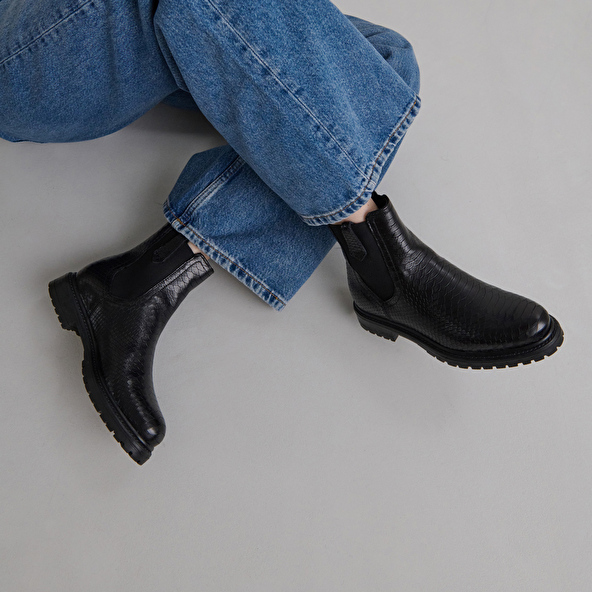 Low boots with notched soles and elastic in black reptile | CANDIDE