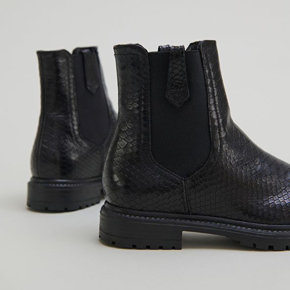 Low boots with notched soles and elastic in black reptile | CANDIDE