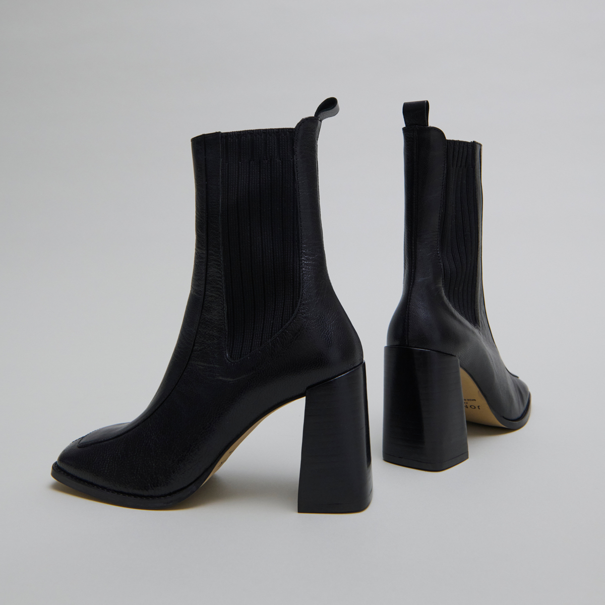 Heeled boots in black leather | VANTI