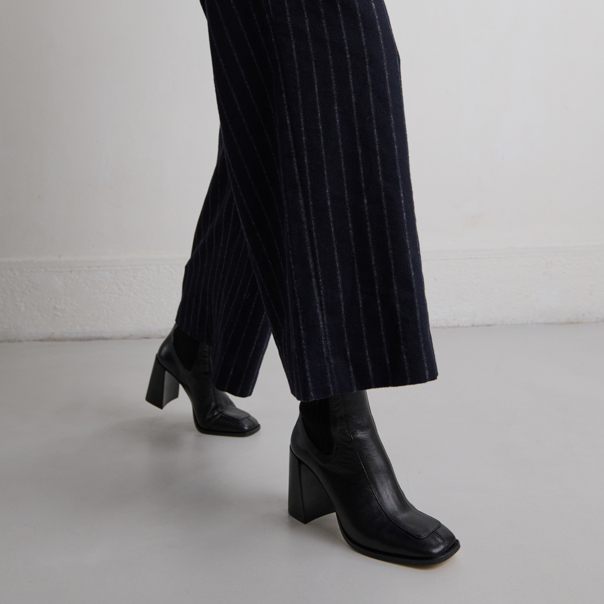 Heeled boots in black leather | VANTI