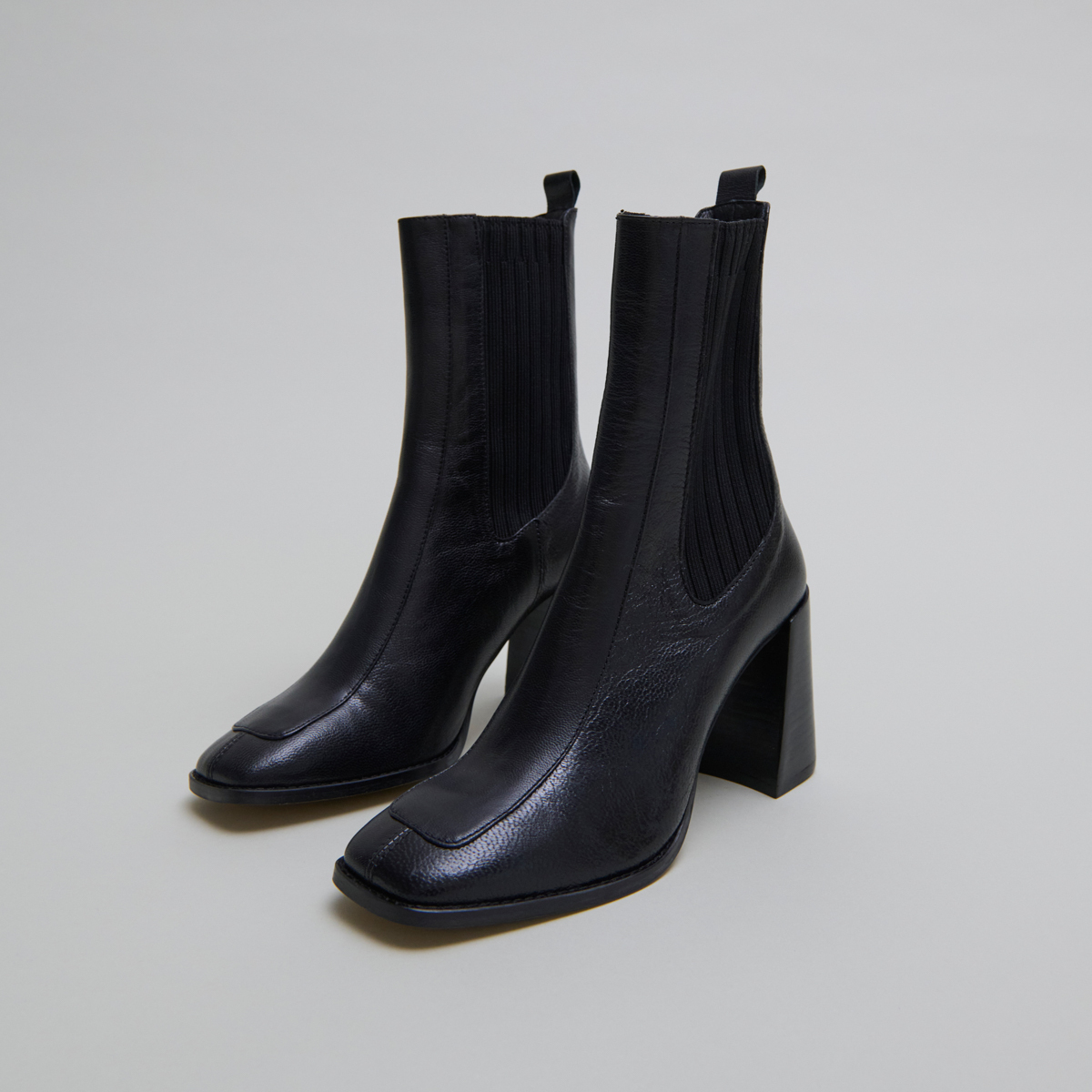 Heeled boots in black leather | VANTI