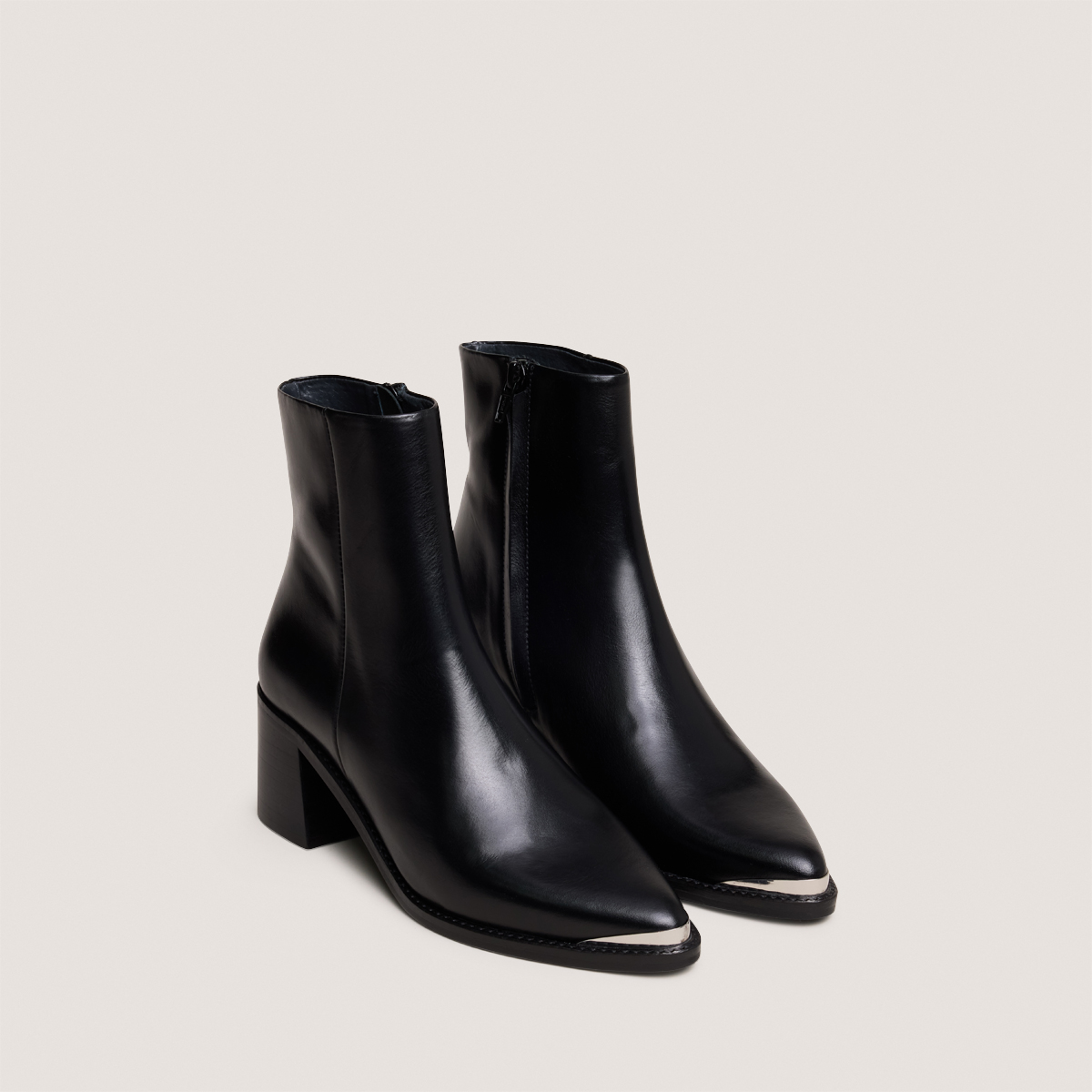 Heeled boots with silver toe cap in black leather | DELO