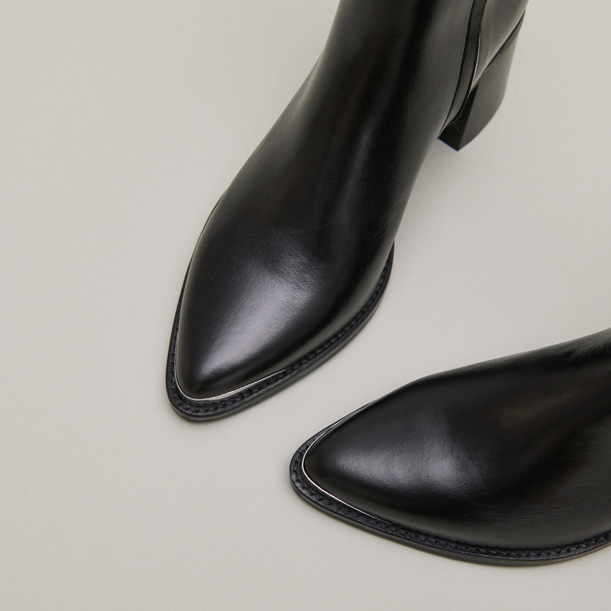 Heeled boots with silver toe cap in black leather | DELO