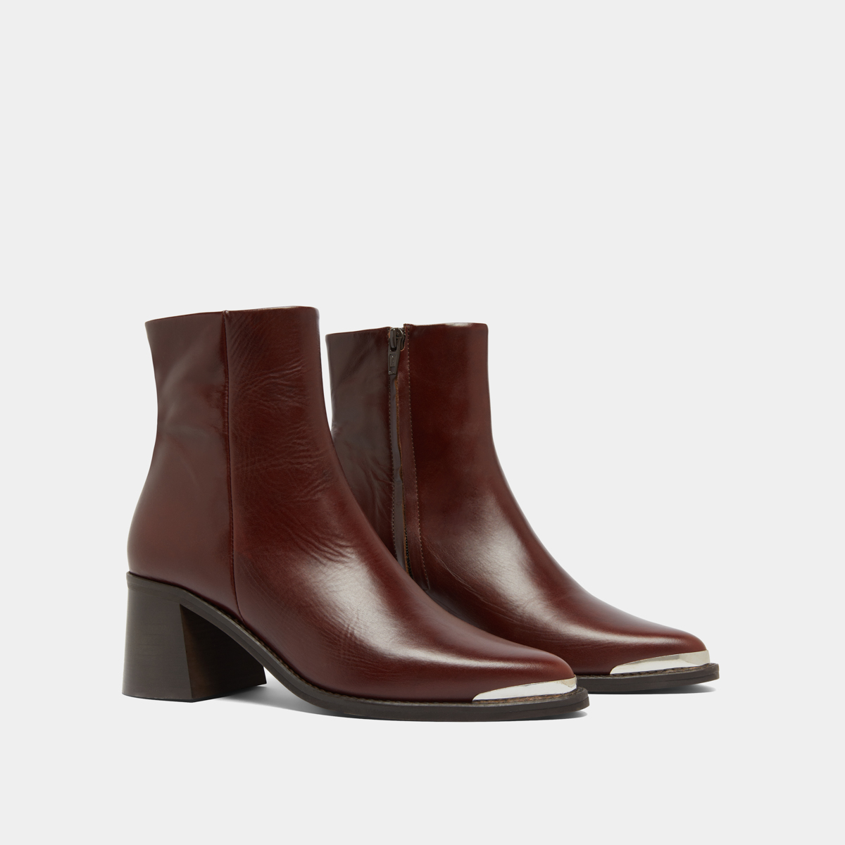 Bottines &agrave; talon et embout dor&eacute; in brown leather | DELO