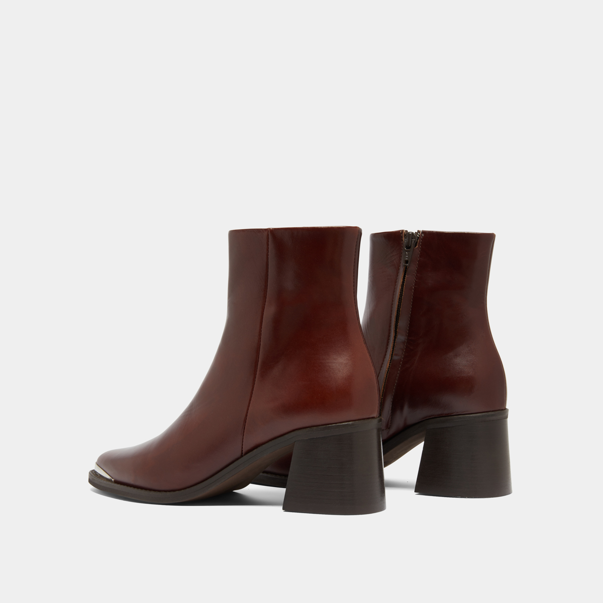 Bottines &agrave; talon et embout dor&eacute; in brown leather | DELO