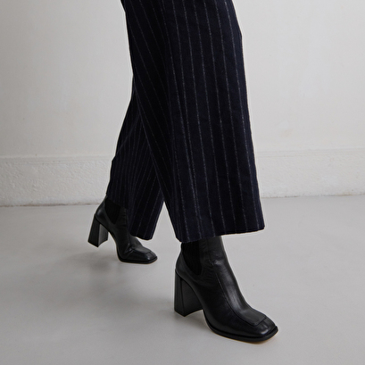 Heeled boots in black leather | vanti