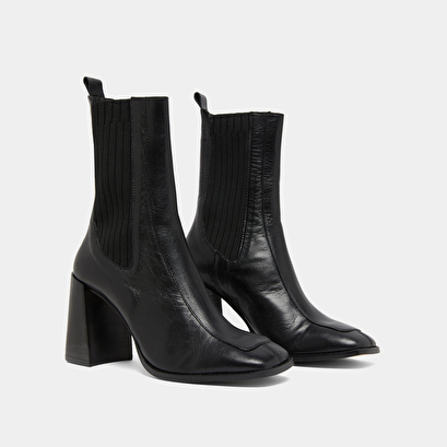 Heeled boots in black leather | vanti
