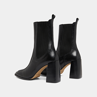 Heeled boots in black leather | vanti