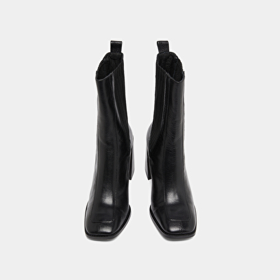 Heeled boots in black leather | vanti