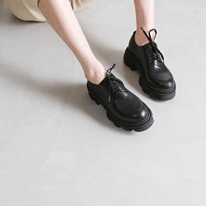 Richelieu with toothed platform in black leather | demer