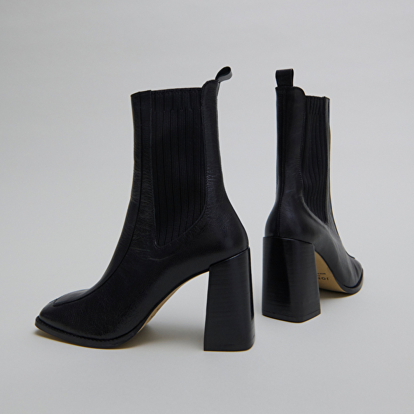 Heeled boots in black leather | VANTI