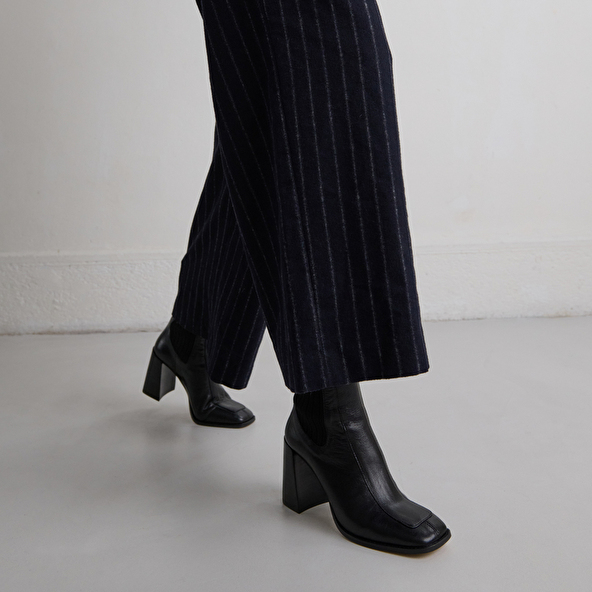 Heeled boots in black leather | VANTI