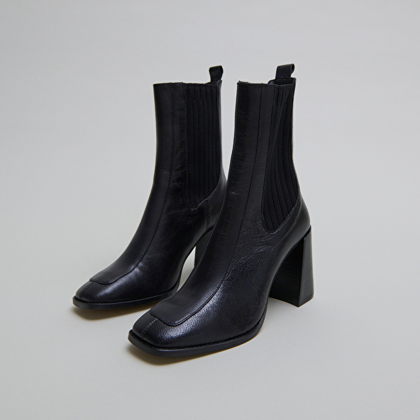 Heeled boots in black leather | VANTI