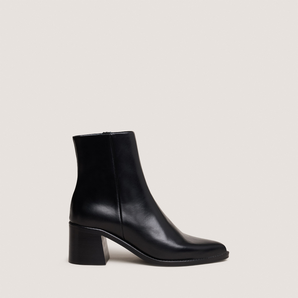 Heeled boots with silver toe cap in black leather | DELO