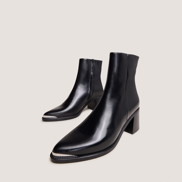 Heeled boots with silver toe cap in black leather | DELO
