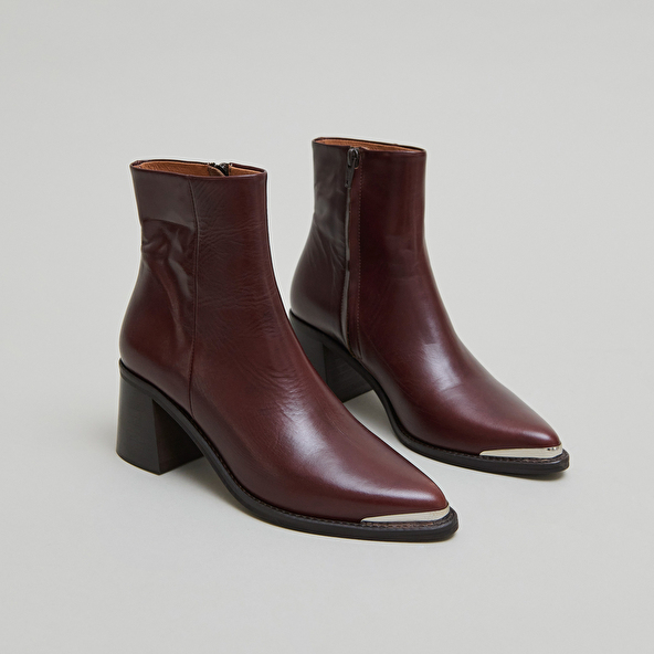 Bottines &agrave; talon et embout dor&eacute; in brown leather | DELO